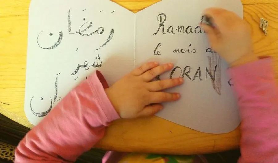Un petit livre fait main avec un verset recopié