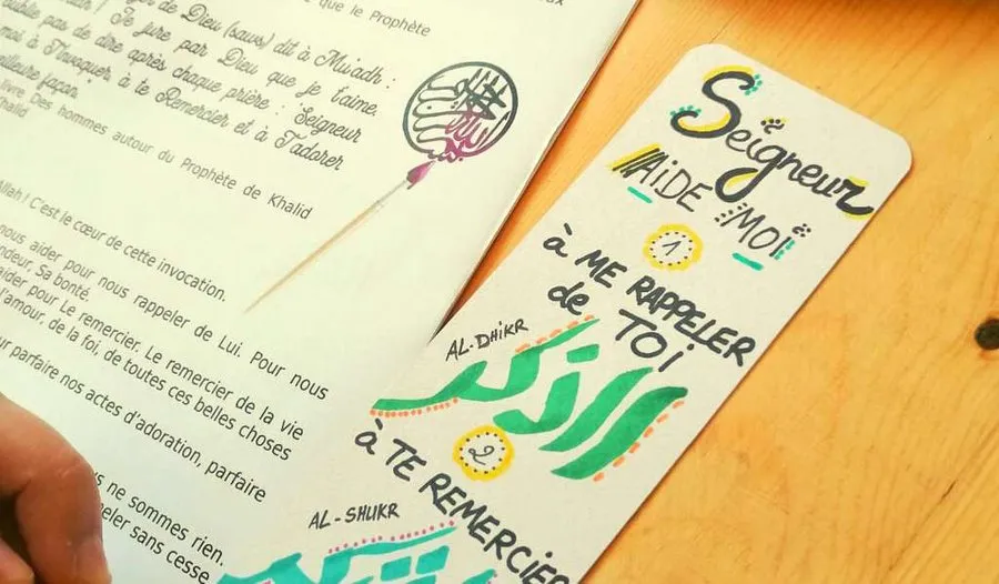 Des marque-pages avec l'invocation écrite et décorée