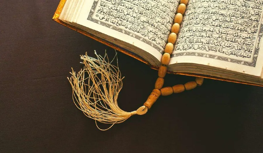 Un Coran ouvert et un chapelet