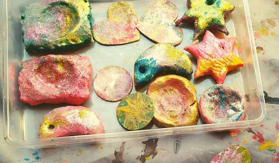 Des formes en pâte à sel peintes et pailletées