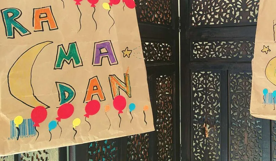 Des sacs en papier décorés avec le mot Ramadan