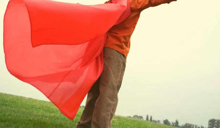 Une cape rouge qui vole au vent