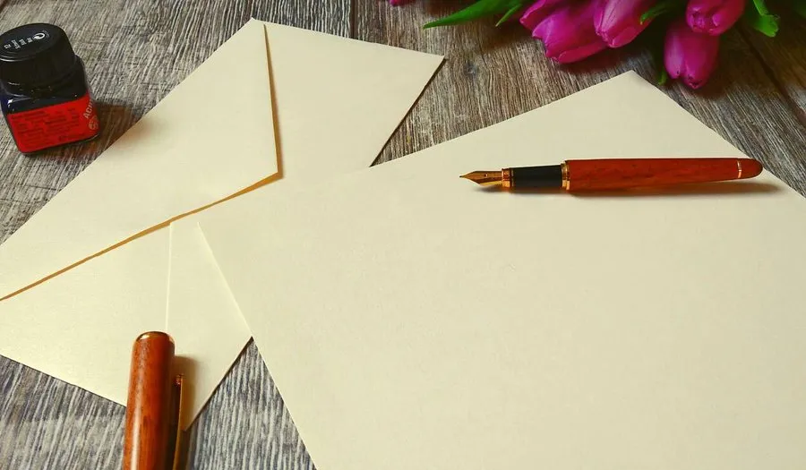 Une lettre, une enveloppe et un stylo