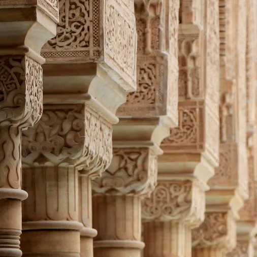 Des colonnes et des arcs sculptés comme de la dentelle