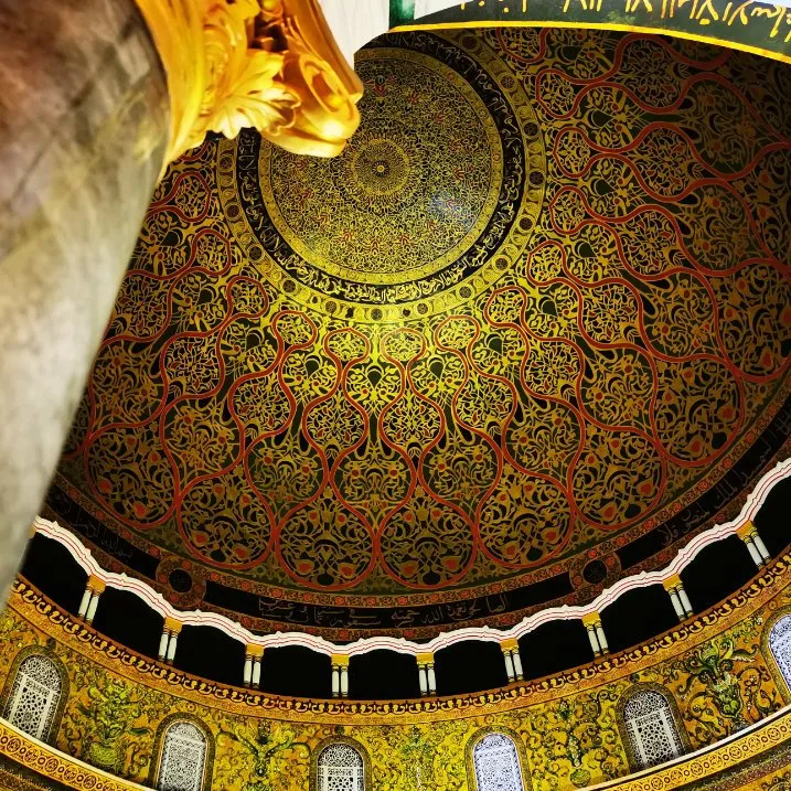 L'intérieur d'une coupole décorée de motifs dorés
