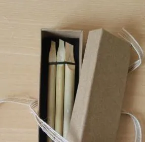 Des calames, les stylos en roseau de la calligraphie, dans leur boîte
