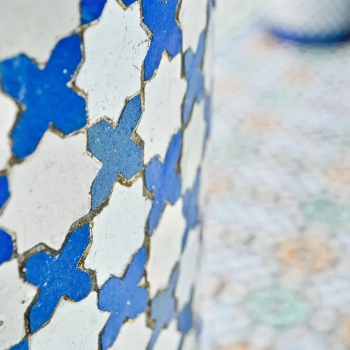 Des carreaux de mosaïque bleus et blancs