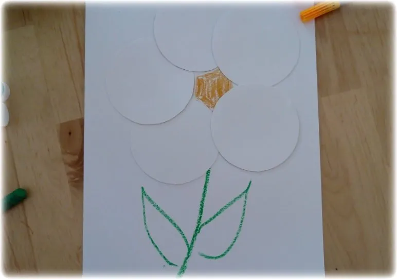 Les 5 cercles collés en fleur sur une feuille, avec une tige dessinée