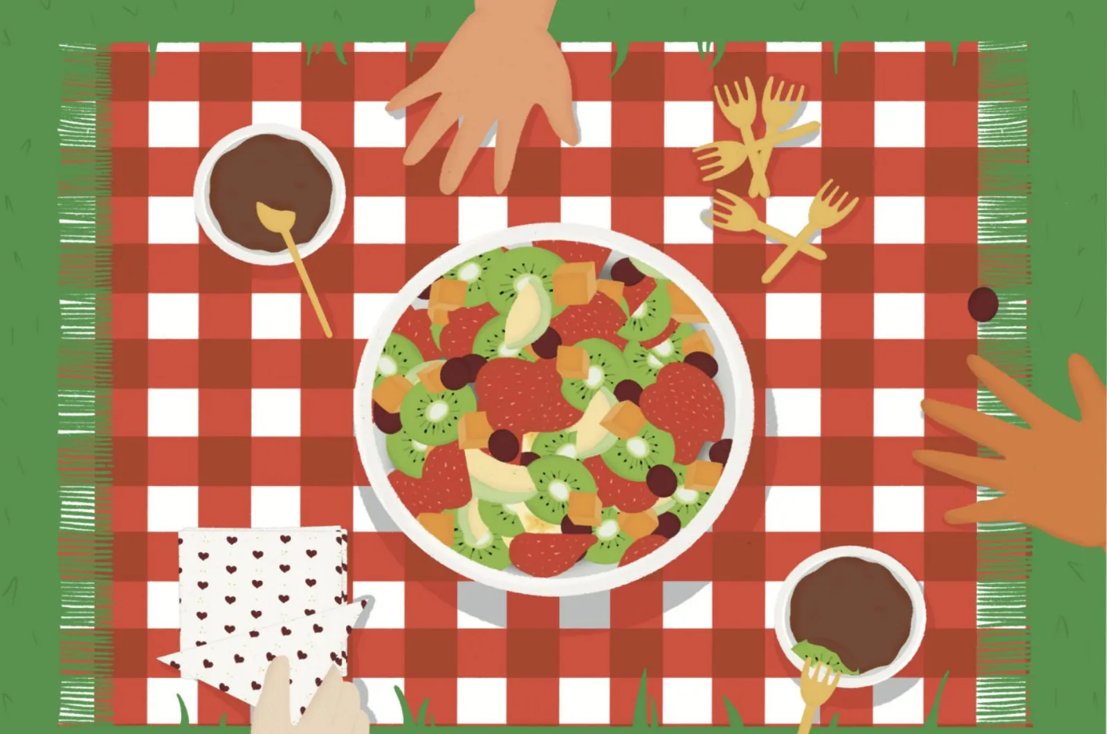 Une salade de fruits partagée sur une nappe à carreaux