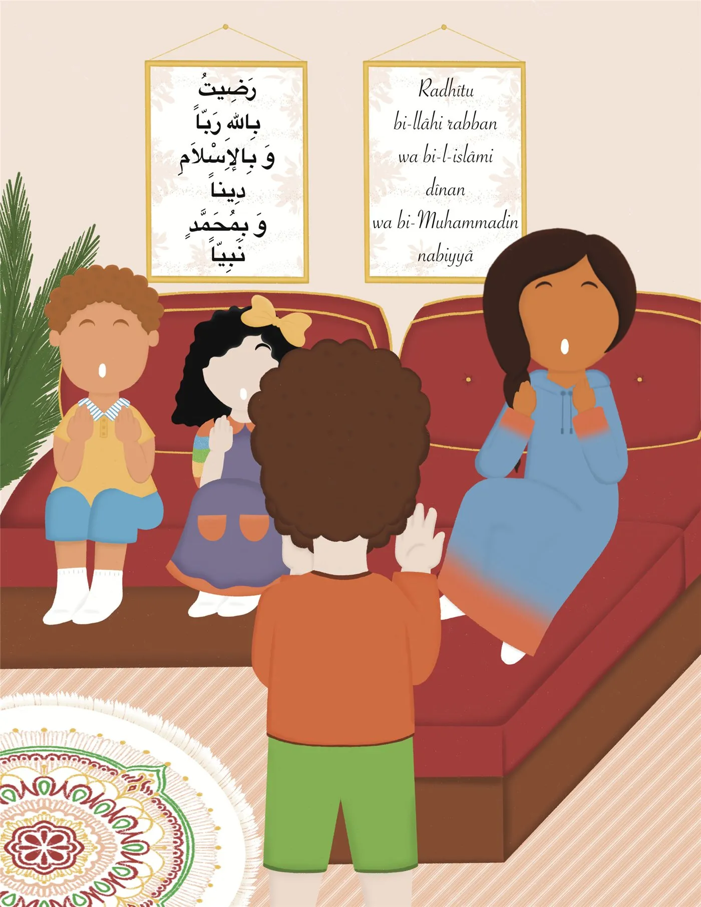 Adnane, Nousseyba et Oummi sur le canapé, Abi de dos, sous deux affiches de l'invocation en arabe et en français