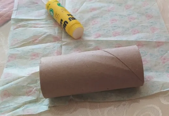 Le papier collé autour du rouleau