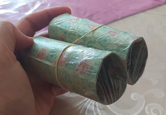 Les deux rouleaux tenus par l'élastique