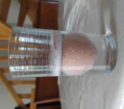 Le verre posé sur une table