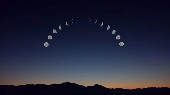 Les phases de la lune dans un ciel de nuit, au-dessus des montagnes