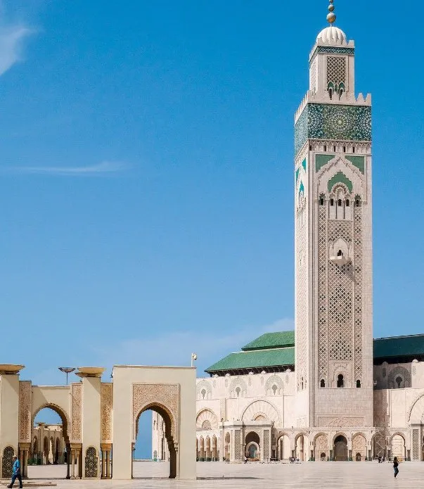 Une grande mosquée avec son minaret