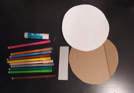 Un rond de carton, un rond de papier, de la colle et des feutres