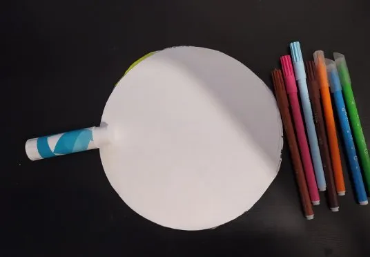 Le rond de papier collé sur le carton