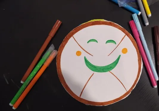 Un sourire dessiné aux feutres sur le bouclier