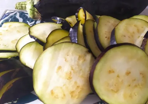 Des rondelles d'aubergine