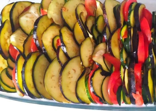 Le plat rempli de légumes